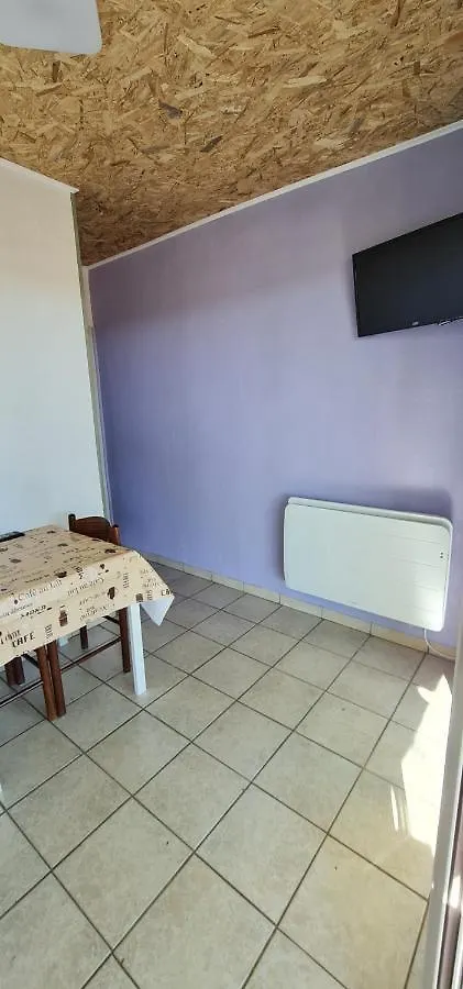 Studio 2 Personnes Avec Piscine Villa Jonquieres  0*, Jonquieres (Vaucluse)